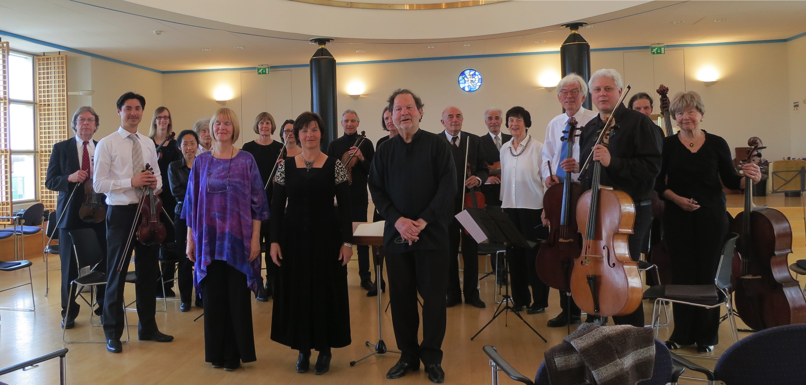 Het orkest tijdens een optreden in Bronovo Het orkest tijdens een optreden in Bronovo